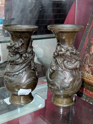 deux vases en bronze exposés dans une vitrine