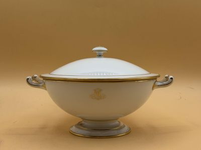 une image représentant un bol blanc et doré muni d'un couvercle