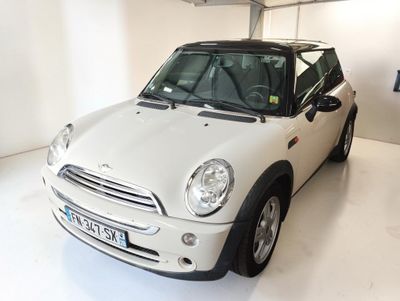 une petite voiture blanche garée dans un garage
