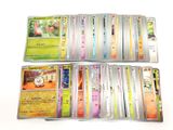 un lot de cartes posées sur une table