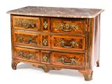 une commode à dessus de marbre sur fond blanc