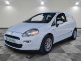 la petite voiture blanche est garée sur un sol en damier