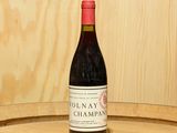 une bouteille de vin posée sur un tonneau