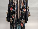 un kimono en soie noire orné d'un motif floral