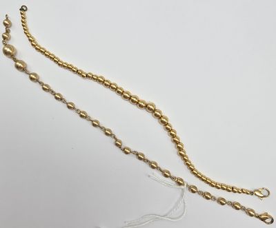 gros plan d'un collier en or auquel est attachée une chaîne