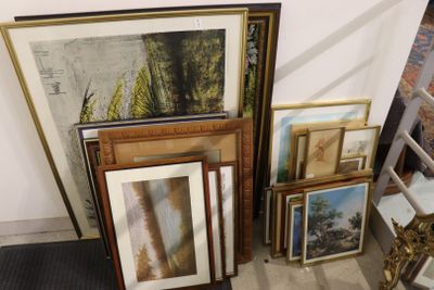 de nombreuses œuvres d'art, encadrées ou non, posées à même le sol