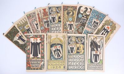 un lot de cartes posées sur une table