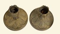 Paire de bougeoirs de table en bronze à patine dorée. (photo 2)