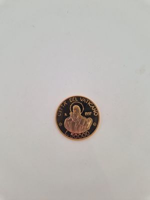 gros plan d'une pièce de monnaie sur une surface blanche