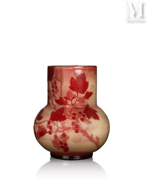 un petit vase orné d'un motif rouge et blanc