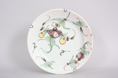une assiette blanche avec un motif floral