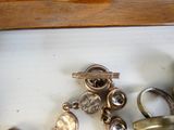 de nombreux types de bijoux exposés dans une vitrine