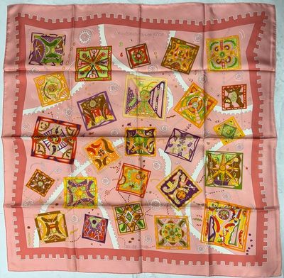 une écharpe rose sur laquelle est représenté un lot de timbres