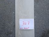 un gros plan sur un morceau de bois sur lequel est collé un autocollant