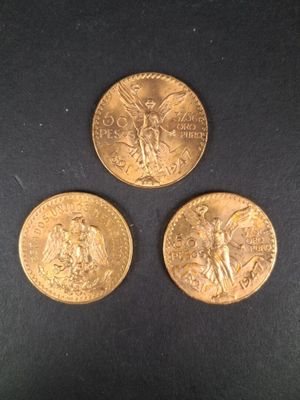 trois pièces d'or, dont l'une représente une femme et l'autre un homme