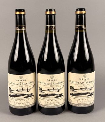 trois bouteilles de vin posées l'une à côté de l'autre sur une table
