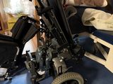 un fauteuil roulant posé par terre dans une pièce