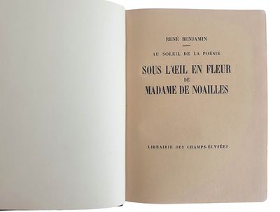 un livre ouvert posé sur une table blanche, près d'un mur blanc