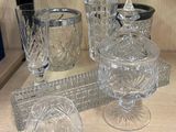 un grand nombre d'objets en verre posés sur une table
