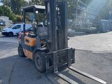 une photo d'un chariot élévateur garé sur un parking