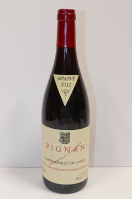une bouteille de vin posée sur une table