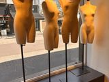 trois mannequins exposés devant la vitrine d'un magasin