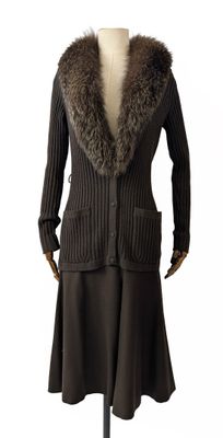manteau pour femme à col en fourrure, présenté sur un mannequin