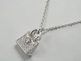 Collier plaqué argent avec un cadenas et une chaîne sur fond blanc