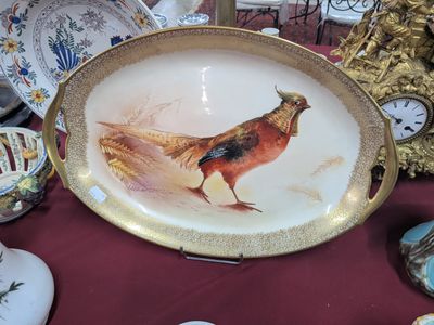 une assiette sur laquelle est peint un oiseau, posée sur une table