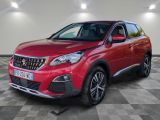 une voiture rouge garée dans un garage au sol en damier