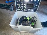 une boîte à outils contenant des outils, posée sur le sol