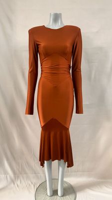 une robe orange posée sur un mannequin, devant un fond blanc