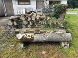 un banc en pierre posé dans l'herbe