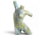 une image représentant une sculpture d'une femme tenant un morceau de bois