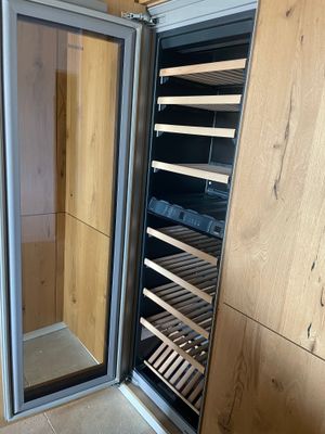 une cave à vin ouverte, installée dans un coin de la pièce