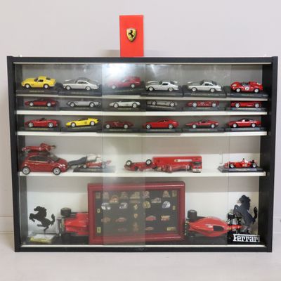 une vitrine contenant un grand nombre de petites voitures