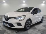 une voiture blanche est garée dans une pièce au sol à carreaux
