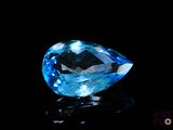 gros plan d'un diamant bleu sur une surface noire