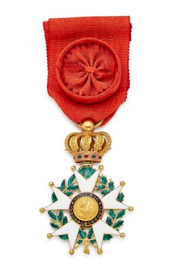 gros plan d'une médaille sur fond blanc avec un ruban rouge