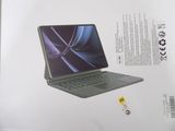 emballage d'un ordinateur portable doté d'un clavier noir et d'un autocollant jaune