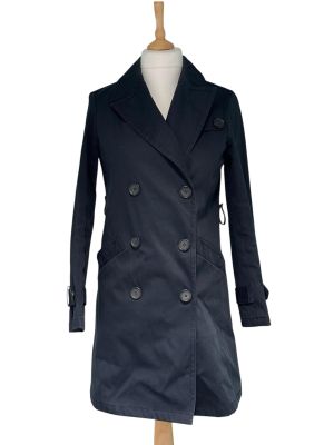 un gros plan sur un manteau porté par un mannequin, un mannequin, un mannequin, un mannequin, un mannequin, un mannequin, un mannequin, un mannequin