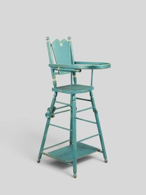 une image représentant une chaise haute bleue avec un plateau dessus