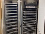 de nombreux plateaux de nourriture qui sont rangés dans un placard