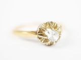 gros plan d'une bague en diamant sur une surface blanche