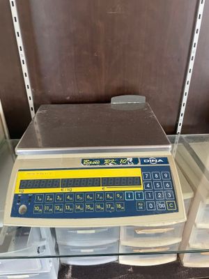 une balance posée sur une étagère dans un magasin