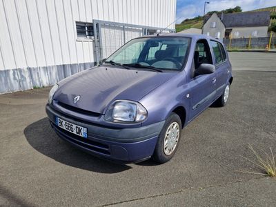 une voiture violette garée devant un immeuble blanc