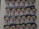 une pile de cartes à collectionner Pokémon posée sur une table