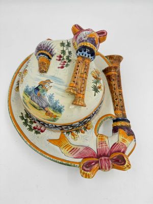 une assiette avec une cuillère et une assiette sur laquelle est représenté un oiseau