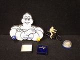 des figurines représentant un homme assis sur une table, à côté d'autres objets
