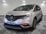 L'avant d'une voiture argentée est garé sur un sol à damier.